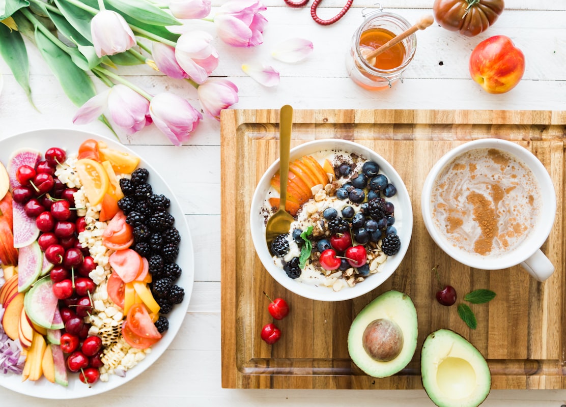 Nutritionist discussing sustainable eating habits